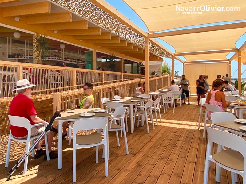 Chiringuito de madera sostenible con terraza cubierta, en Chiclana de la Frontera