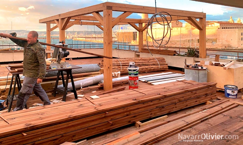 Montaje de terraza de madera con deck en tarima sutoclave y pergola en madera tratada