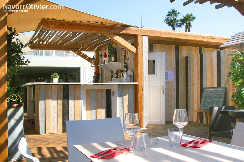 Construccin de estructura de madera para terraza exterior de Beach club en Marseille