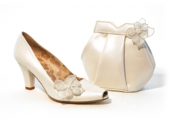 Bolso de novia: eneas, zapato de novia: isis