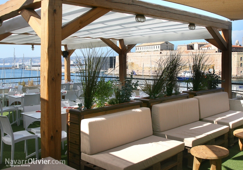 Terraza exterior con prgola portatoldo y nobiliario a medida