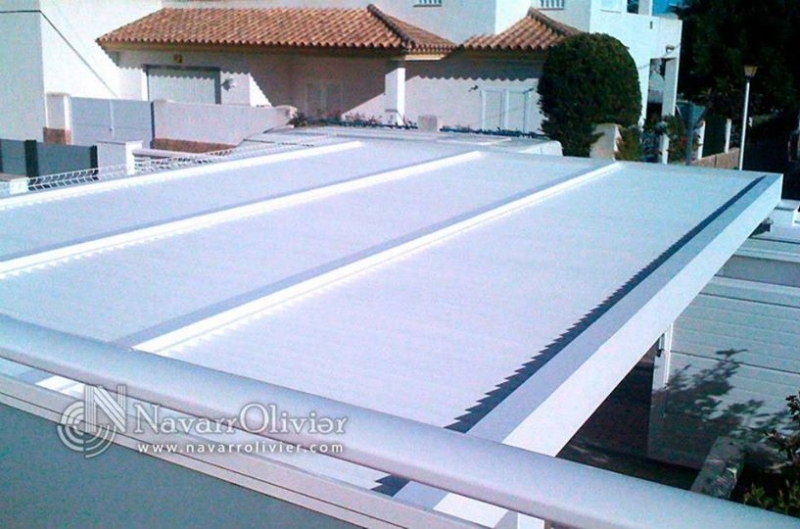 Pérgola de madera con cubierta en celocía de luz filtrada acabada en blanco