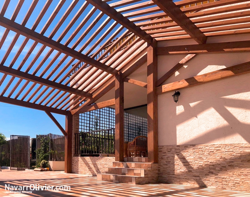 Pérgola de madera a 2 aguas preparada para cubierta con teja árabe vista desde el exterior