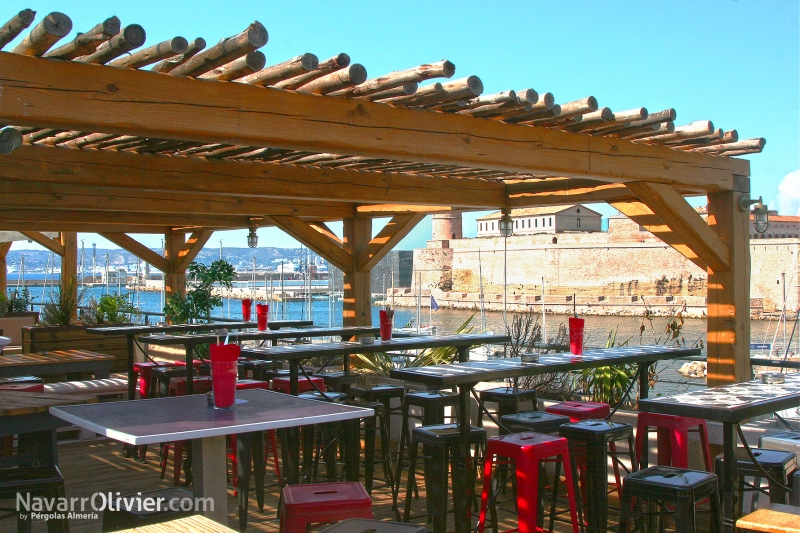 Pérgola de madera estructural con cubierta en varas de eucalipto