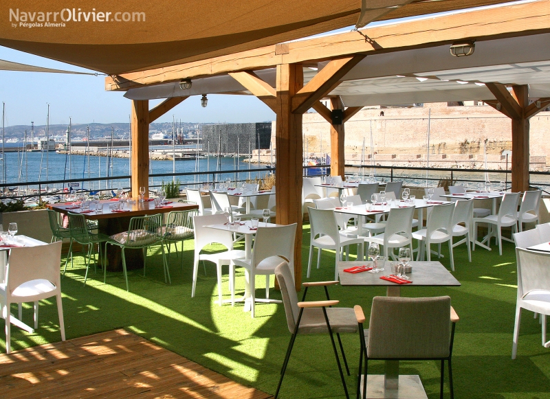 Terraza cubierta por prgolas pra reataurante en azotea