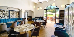 Decoracion interior de restaurante en campo de golf