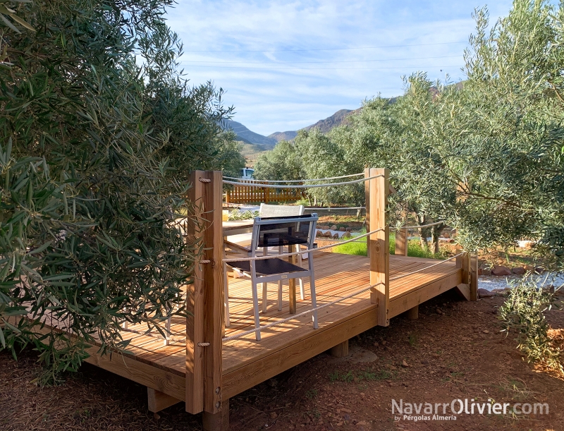 Terraza de madera sobre pilotes para casa rural