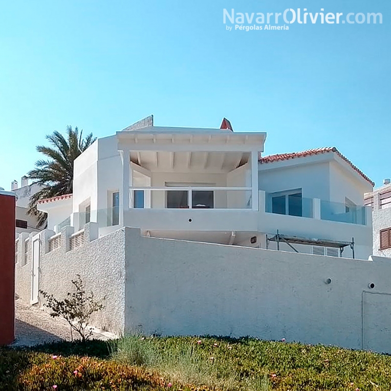 Pérgola de madera blanca para casa rural en San José, Almería