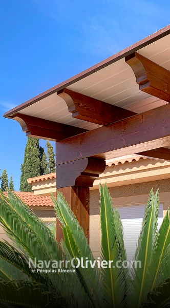 Porche de madera con friso blanco en Almería