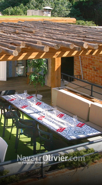 Prgola de madera para exterior con cubierta en varas de eucalipto rojo estabilizado