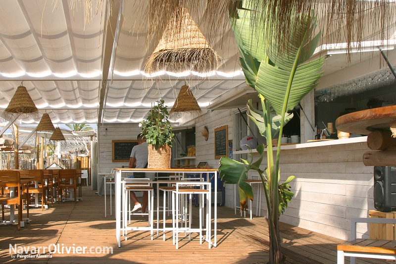 Terraza con cubierta en toldos abatibles para chiringuito de temporada