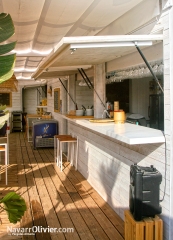 Chiringuito desmontable de madera con barra en krion solid surface