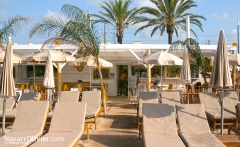 Terraza de chiringuito la paillote blanche, golfe juan, francia
