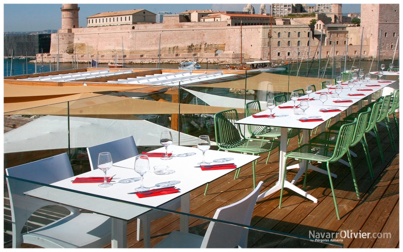 Terraza en azotea de Rowing Club, Marsella, Forjado con tarima autoclave y barandilla de cristal de 