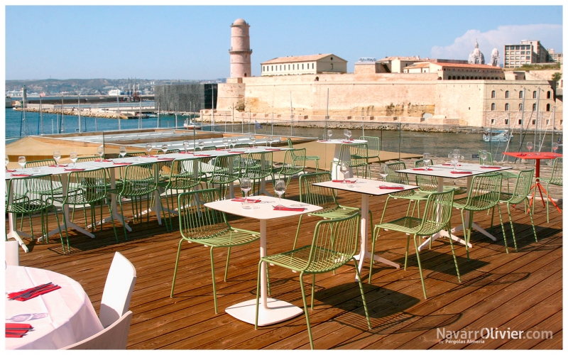 Azotea con pavimento en tarima autoclave y barandilla de cristal para Rowing Club Marseille