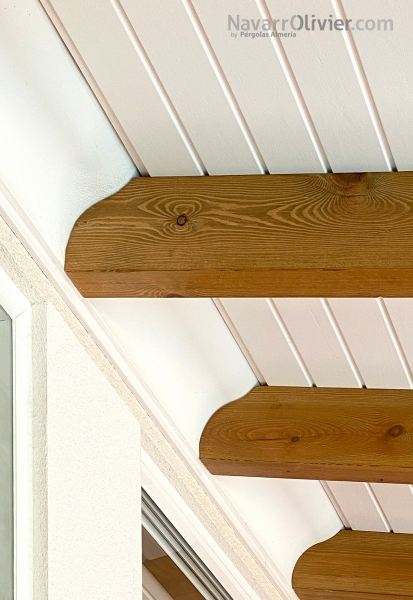 Detalle de prgola adosada de madera con friso blanco