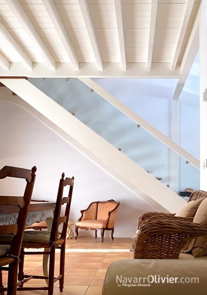 Interior de vivienda de madera bañada por la luz natural