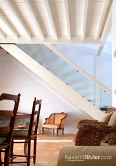 Interior de vivienda de madera banada por la luz natural