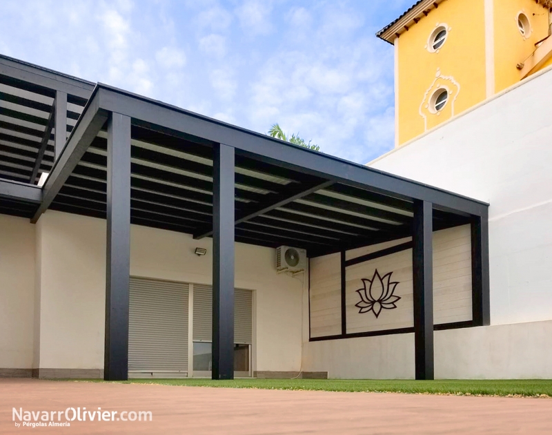 Pérgola de madera estructural para jardín de vivienda unifamiliar