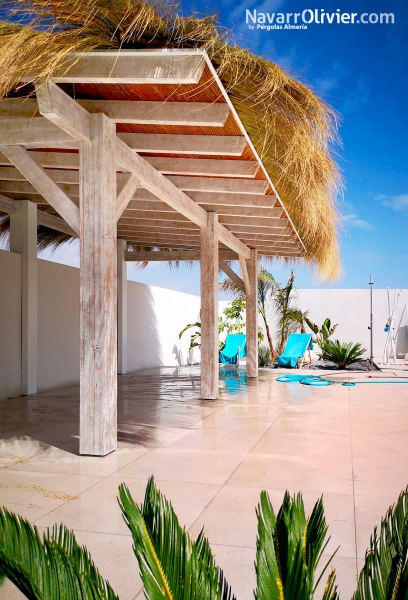 Pérgola estilo tropical para piscina