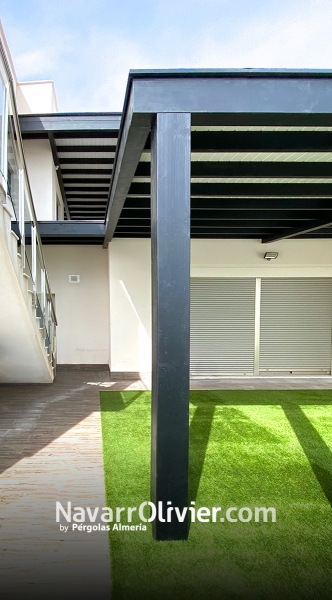 Pérgola minimalista de madera laminada 