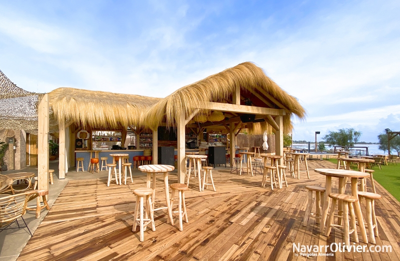 Beach club construido en madera con cubierta en carritx natural