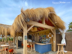 Construccion de madera sostenible con cubierta en paja natural de carrizo