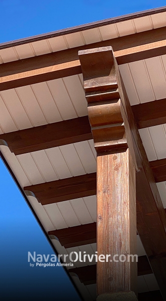 Pérgola de madera tradicional para recibidor de vivienda en Pulpí, Almería