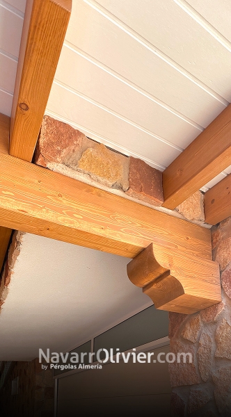 Detalle de cubierta de madera adosada a vivienda