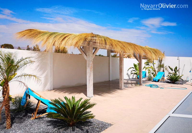 Pérgola de madera con cubierta tropical de carritx en Almería