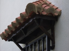 Detalle de artesonado exterior con tejado
