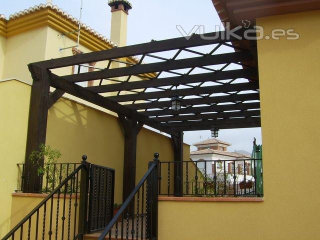 Pergola de diseo exclusivo de Eleuterio,con crucetas encima  y adornos de bolas