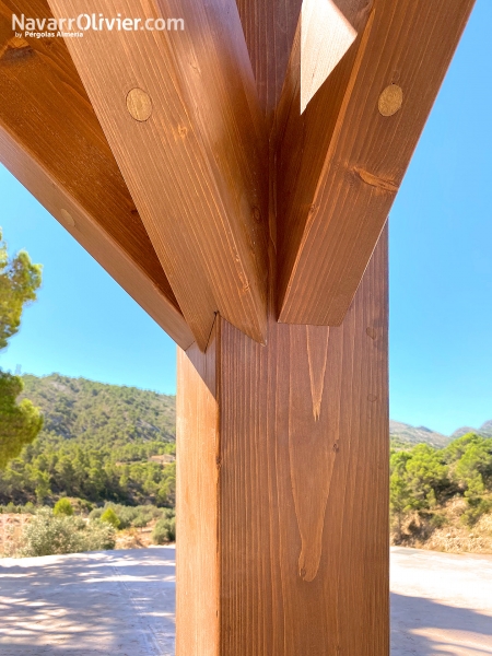 Detalle constructivo de estructura de madera laminada en Alicante