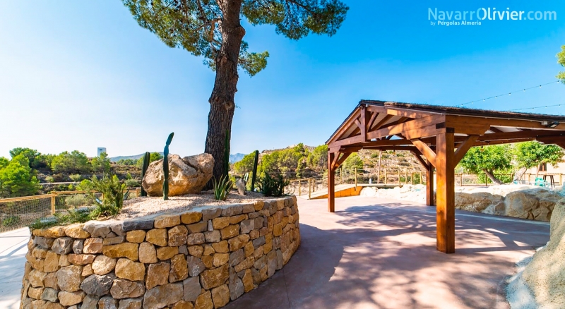 Pérgola de madera tradicional a 4 aguas para jardín de eventos en Hotel Rural