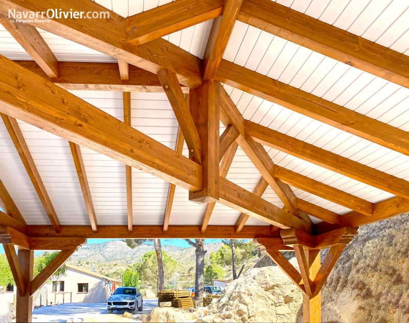 Estructura de madera laminada para cubierta con friso blanco