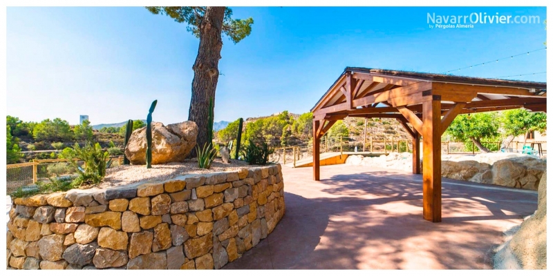 Estructura de madera para eventos en terraza de hotel rural Foies de Baix