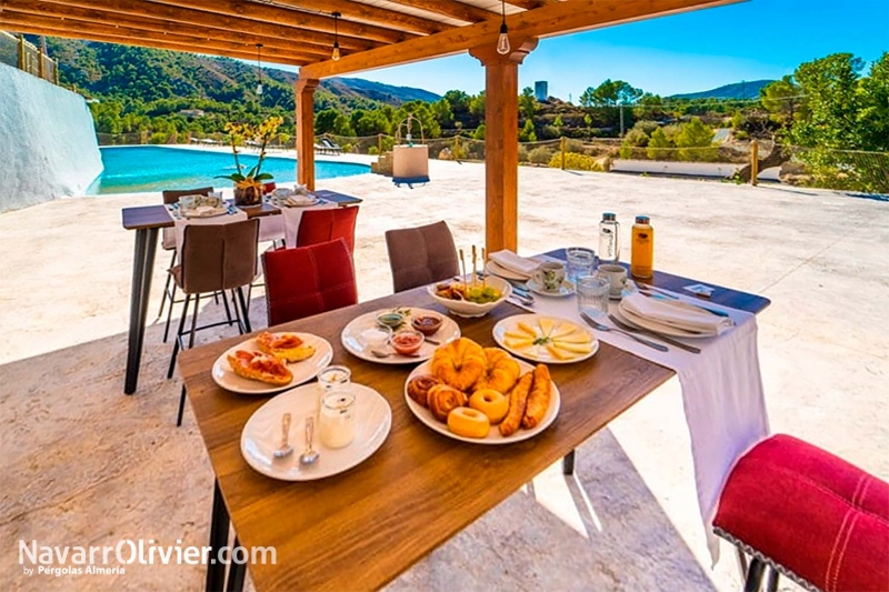 Terraza de restaurante El Reclam, cubierta por pérgola de madera