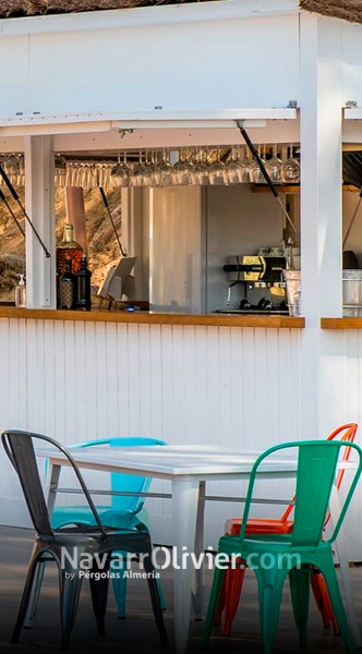 chiringuito de madera para servicio de garstronoma en terraza de restaurante