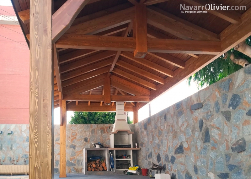 Cenador de madera a 4 aguas para barabacoa en jardín de vivienda