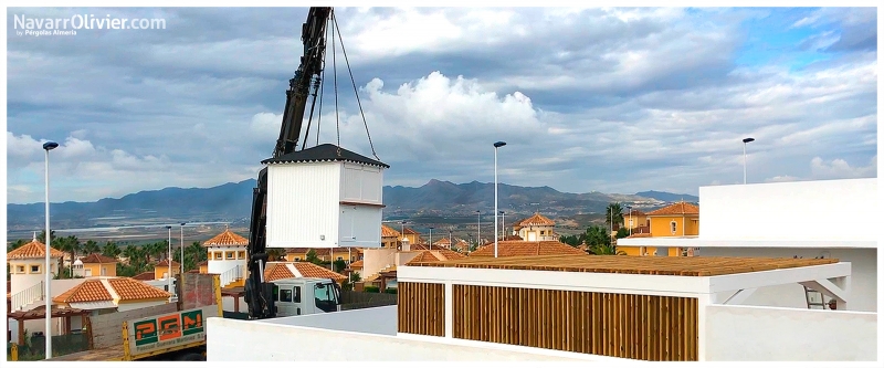 Montaje de kiosco de madera modelo Lemon para jardín de vivienda unifamiliar