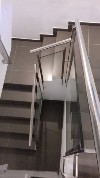 Barandillas de acero inoxidable para escalera interior con cristales y pasamanos redondos