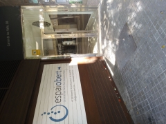 Puerta de entrada al edificio de mi consulta de psicoterapia y coaching, en el centro espai obert