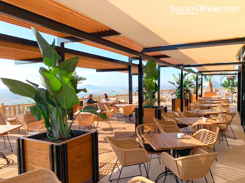 Terraza mirador de madera. Hostelería al aire libre by Navarrolivier