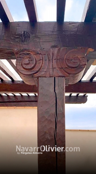 Prgola de madera recuperada con capitel tallado a mano