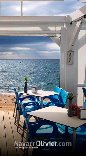 Terraza desmontable con prgola y tarima para restaurantes y chiringuitos