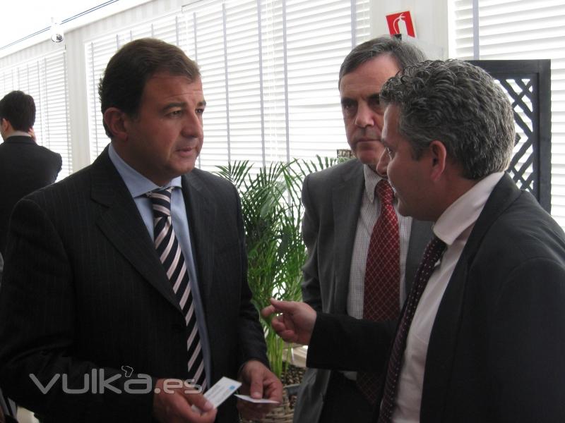 Javier Guerra, conselleiro de economa e Industria de la Xunta de Galicia intercambia impresiones con Carlos ...