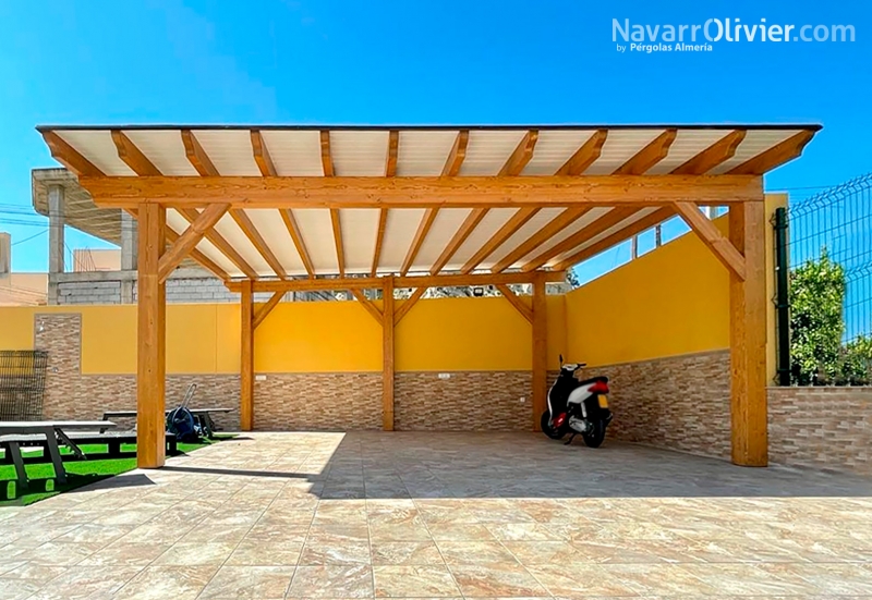 Pérgola de madera para aparcamiento de 2 vehículos en jardín de vivienda unifamiliar