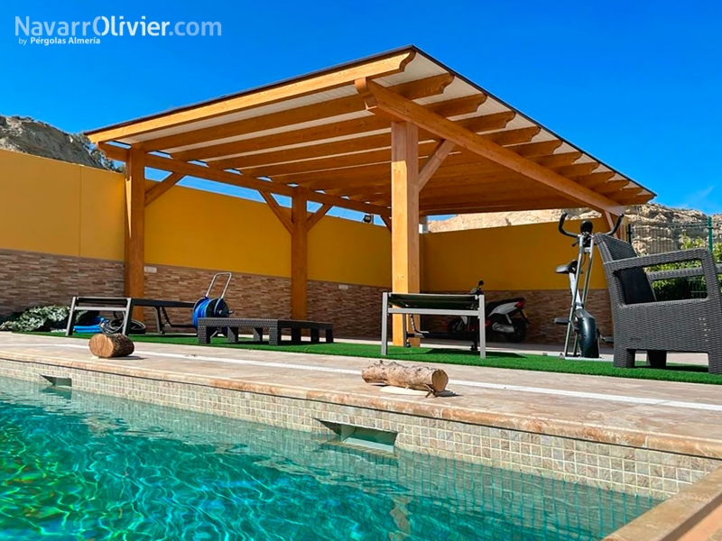 Pérgola de madera laminada para aparcamiento de 2 coches en vivienda unifamiliar