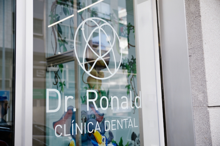 Clnica de Esttica Dental Dr. Ronald