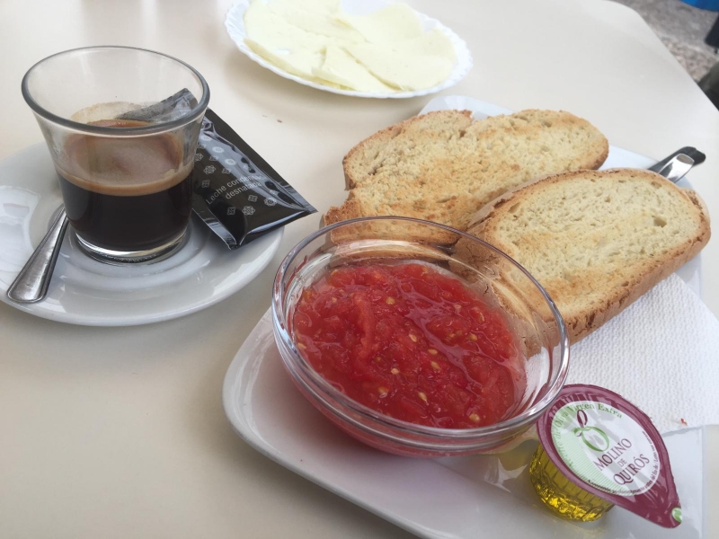 desayunos sanos con pan artesano y aceite de oliva virgen extra